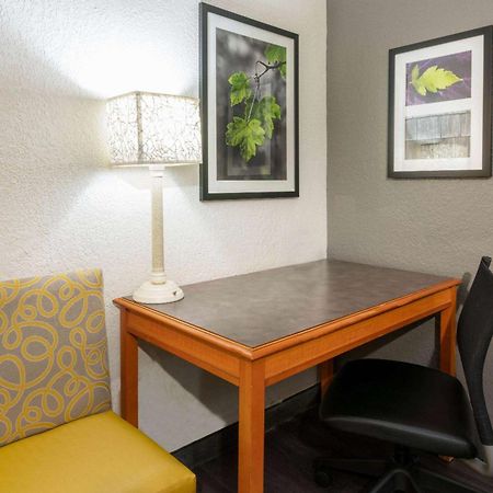 Super 8 By Wyndham The Woodlands North Hotel Luaran gambar