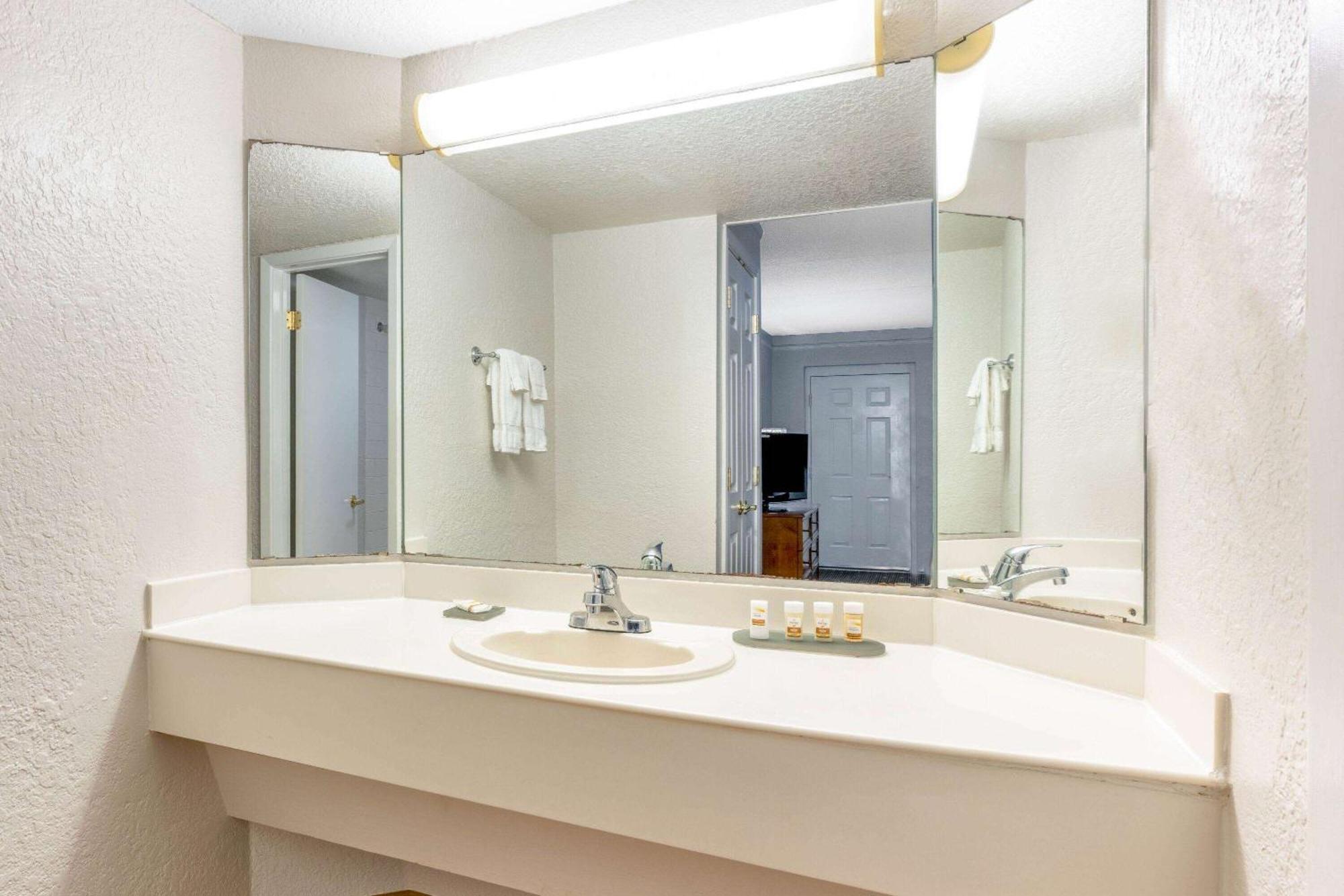 Super 8 By Wyndham The Woodlands North Hotel Luaran gambar