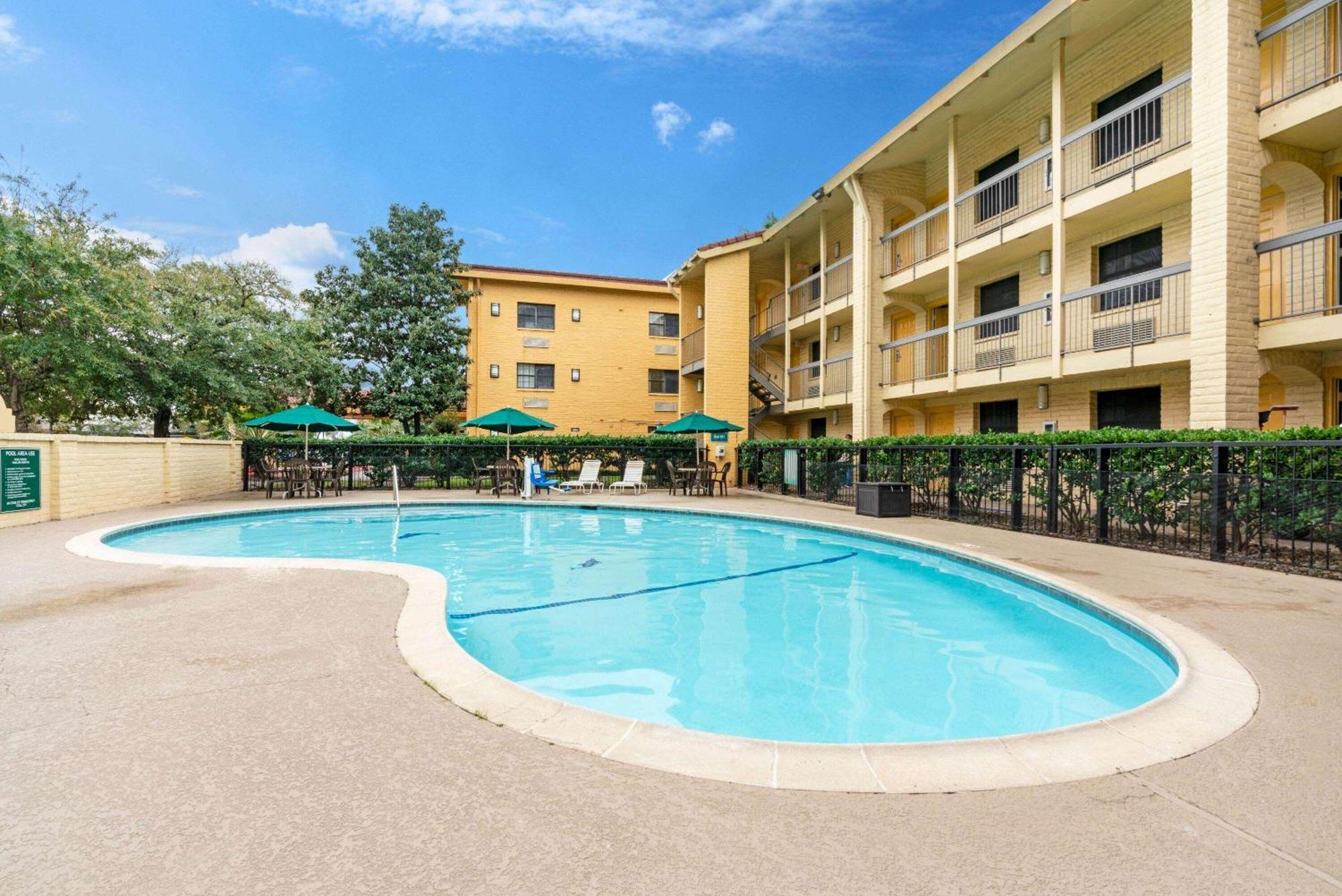 Super 8 By Wyndham The Woodlands North Hotel Luaran gambar